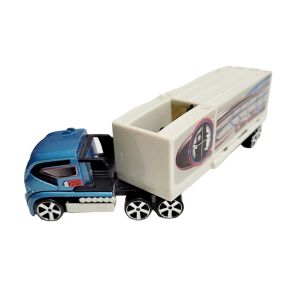 Vintage 2004 Mattel Hot Wheels Surveillance Trailer Truck - Picture 2 of 8